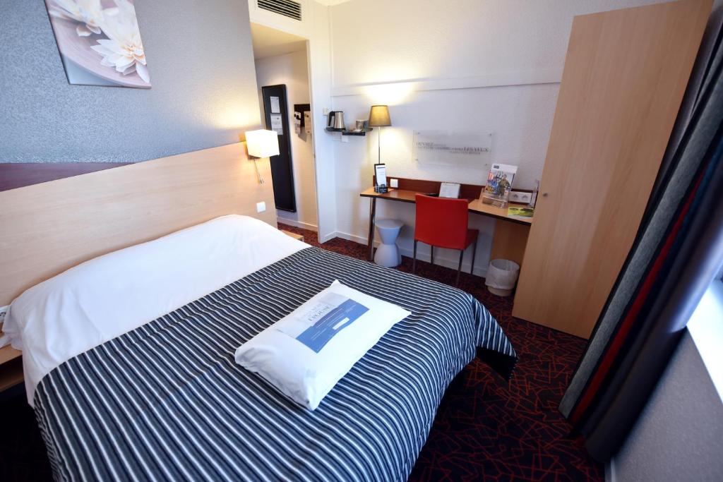 Postel nebo postele na pokoji v ubytování Kyriad Hotel Dijon Gare