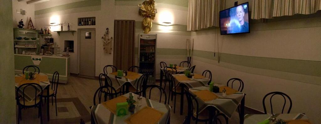 TV a/nebo společenská místnost v ubytování Lungomare Hotel
