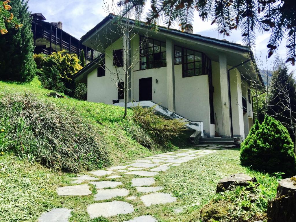 a stone path in front of a house at Appartamento Cretaz in Valtournenche