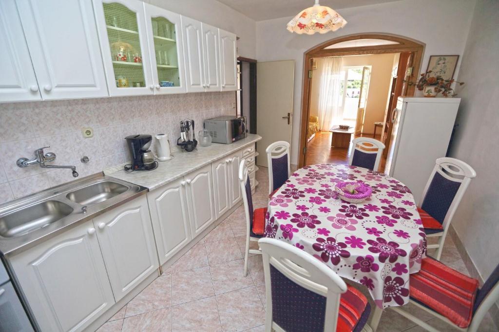 Kuchyňa alebo kuchynka v ubytovaní Apartment Božo