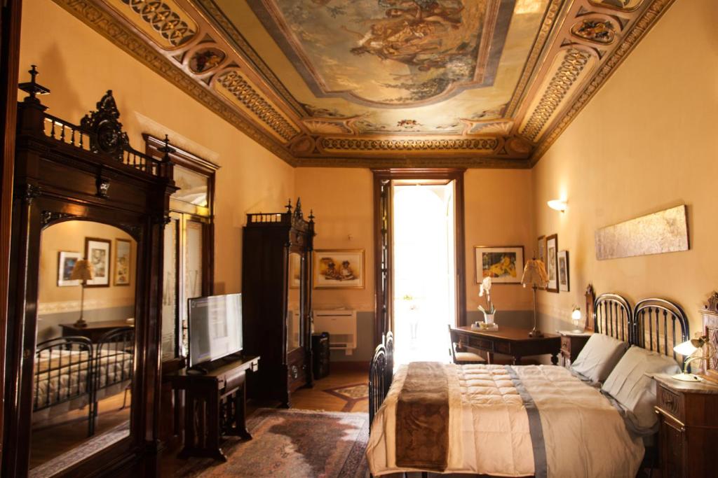 a bedroom with a bed and a ceiling at B&B Palazzo Melluso in Porto Empedocle