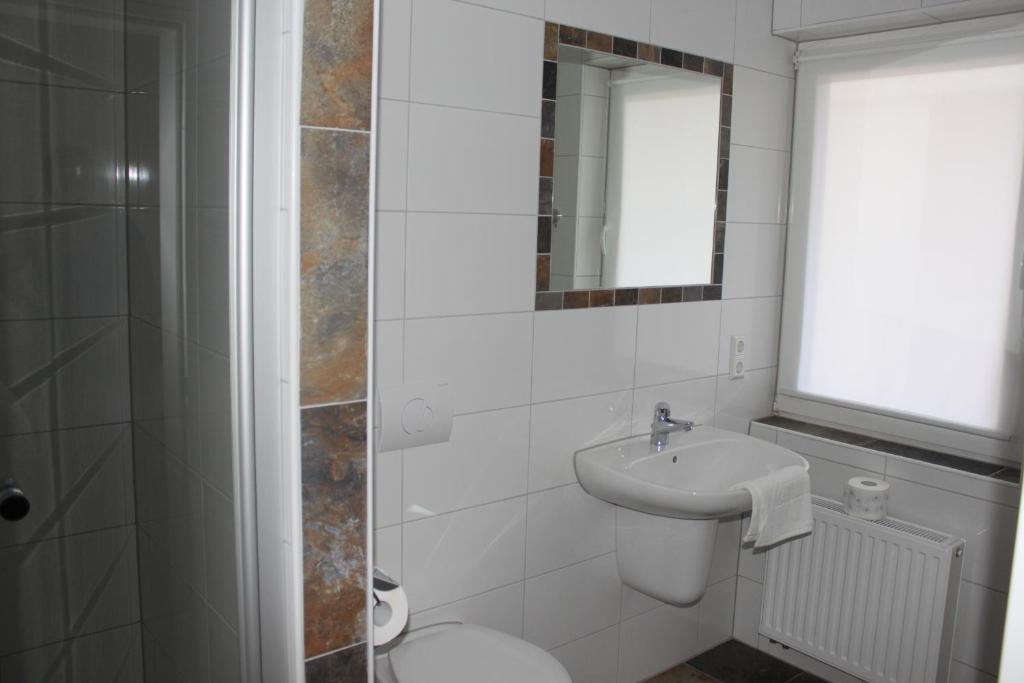 Koupelna v ubytování Hotel Tau-Lünne