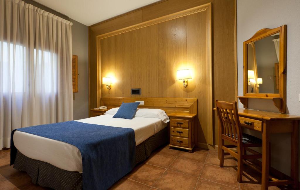 Postel nebo postele na pokoji v ubytování Hotel Real De Toledo
