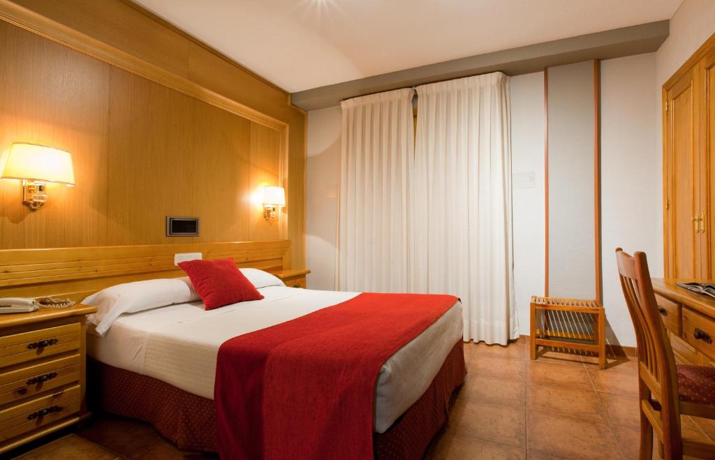 Postel nebo postele na pokoji v ubytování Hotel Real De Toledo