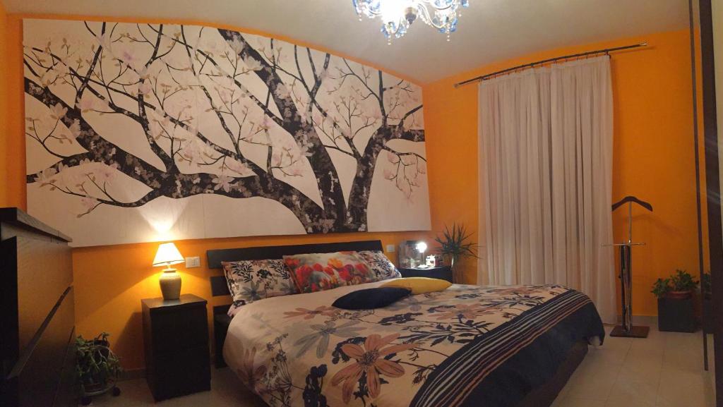 Ortignano RaggioloにあるB&B La Casa d'Artistaの壁に木の壁が施されたベッドルーム