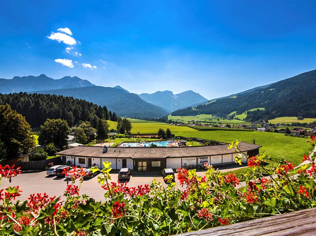 widok na budynek z górami w tle w obiekcie Hotel Scherer w mieście Valdaora