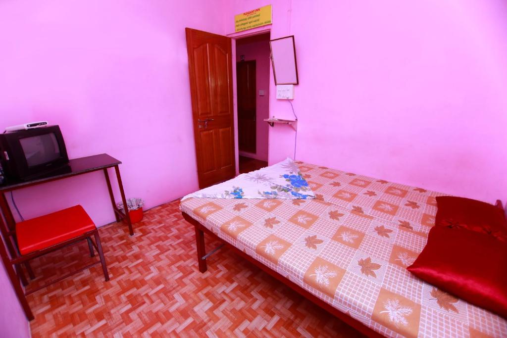 Postel nebo postele na pokoji v ubytování Pleasant Inn