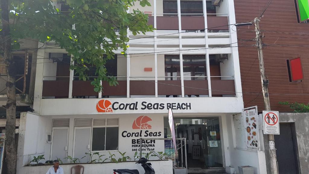 een gebouw met een bord dat de goede zee het minst leest bij Coral Seas Beach Hikkaduwa in Hikkaduwa