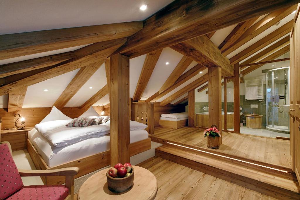 Postel nebo postele na pokoji v ubytování Lifestyle & Spa Hotel Grächerhof