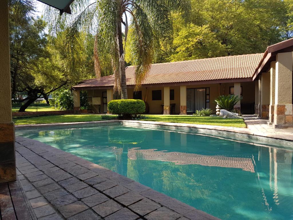 una piscina frente a una casa en Santai guesthouse en Brits