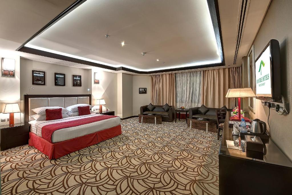 Postel nebo postele na pokoji v ubytování Raintree Rolla Hotel