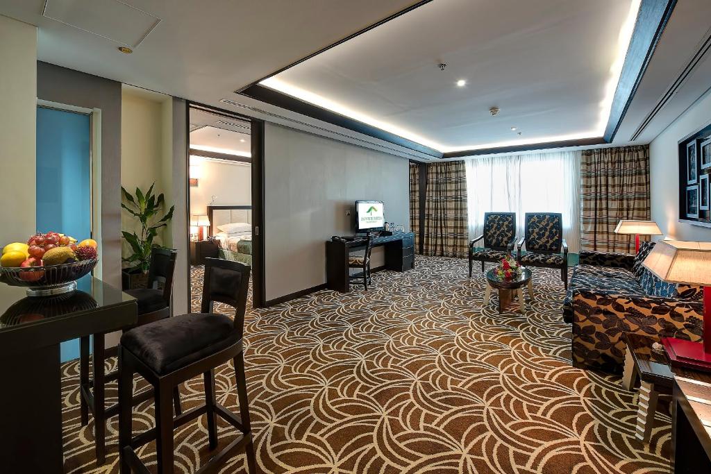 TV a/nebo společenská místnost v ubytování Raintree Rolla Hotel