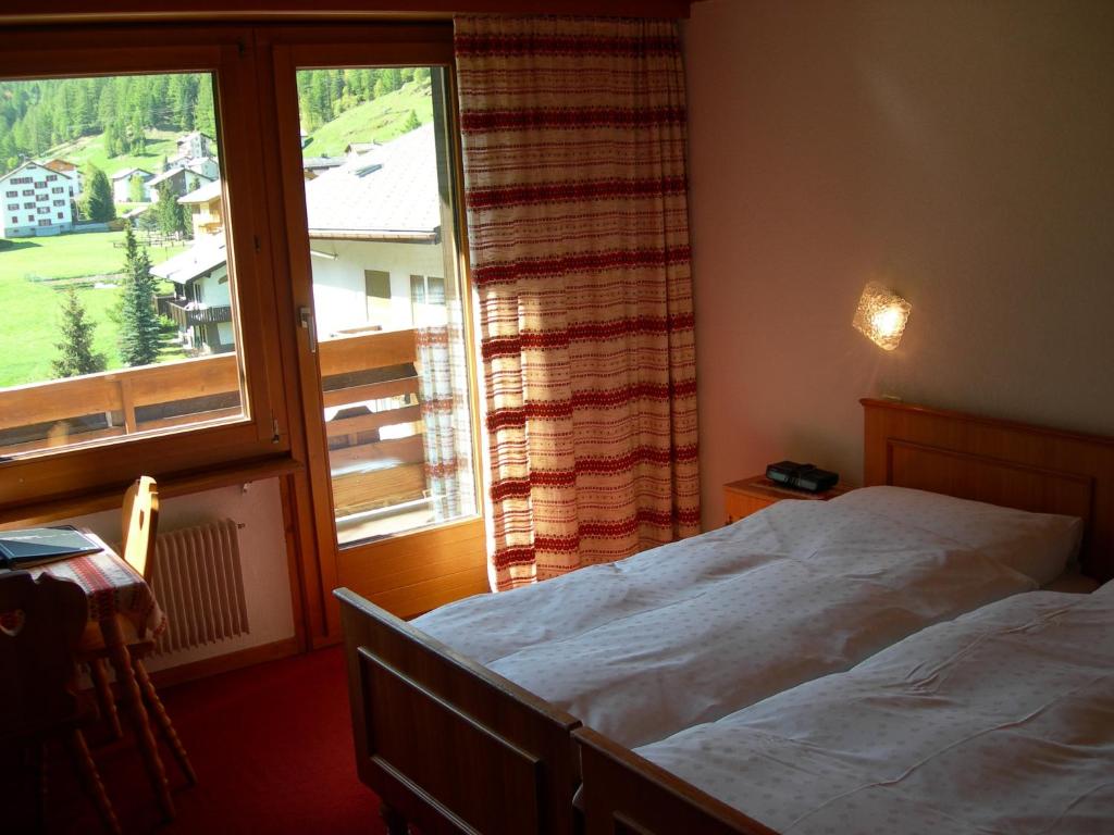 Postel nebo postele na pokoji v ubytování Hotel Adler