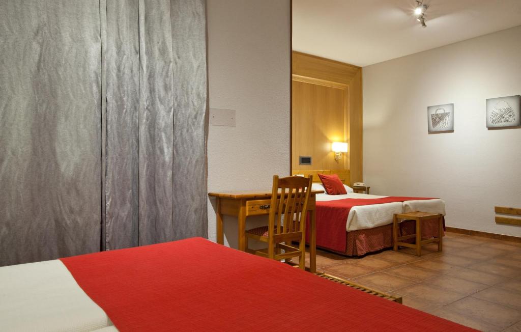 Postel nebo postele na pokoji v ubytování Hotel Real De Toledo