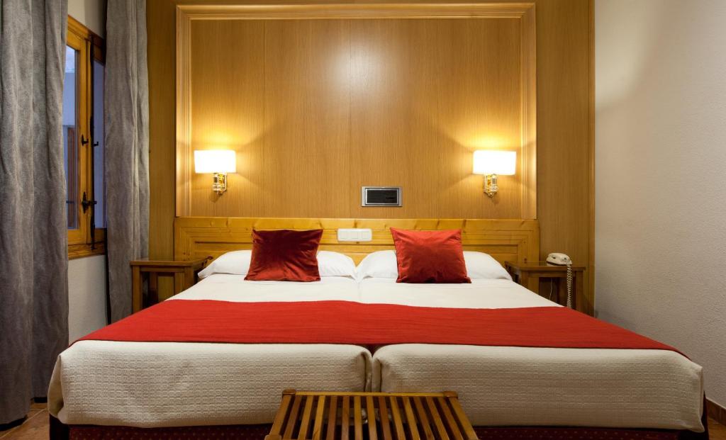 Postel nebo postele na pokoji v ubytování Hotel Real De Toledo
