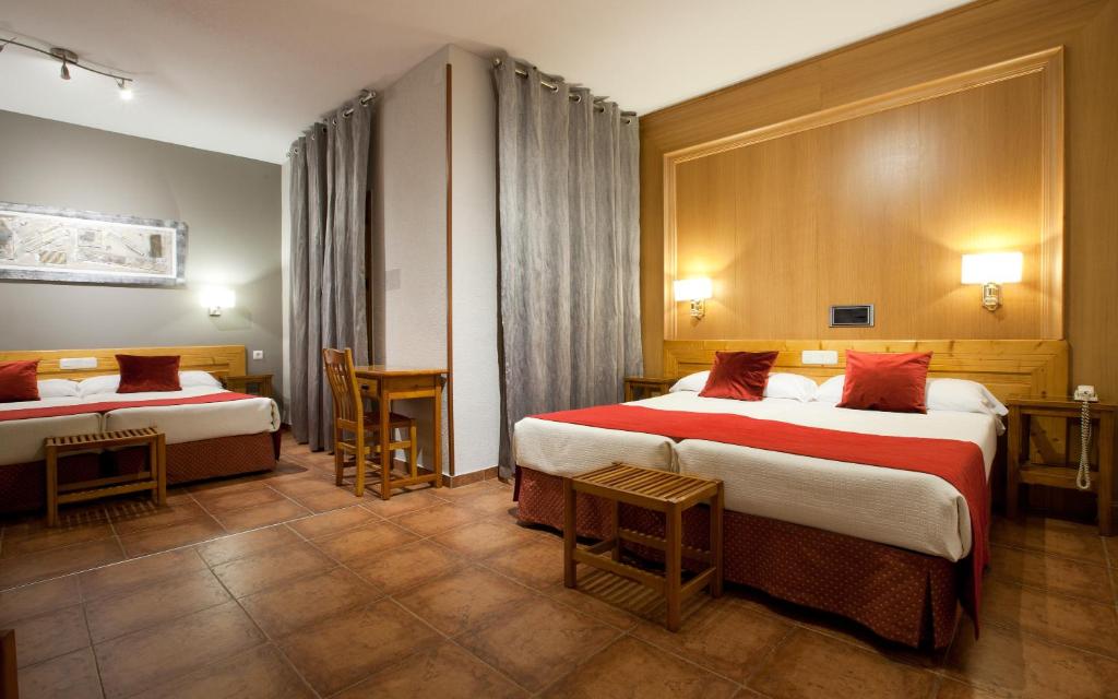 Postel nebo postele na pokoji v ubytování Hotel Real De Toledo
