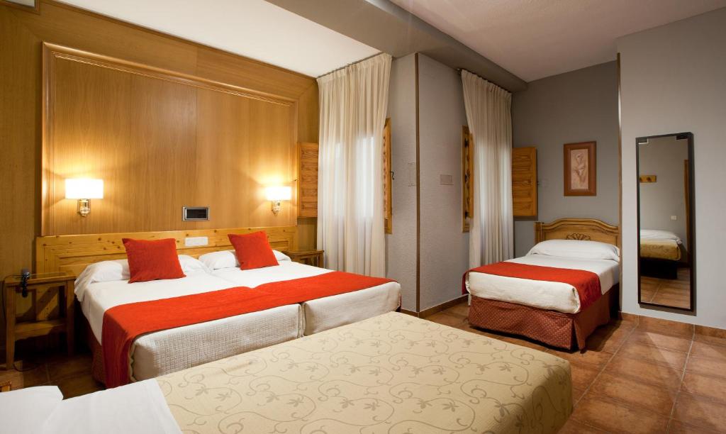 Postel nebo postele na pokoji v ubytování Hotel Real De Toledo