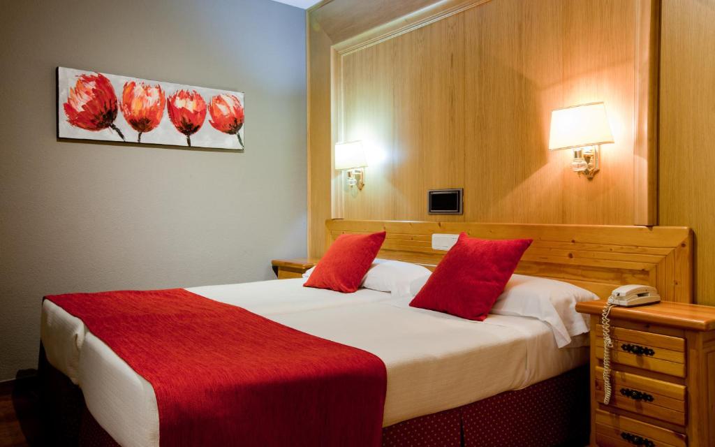 Postel nebo postele na pokoji v ubytování Hotel Real De Toledo