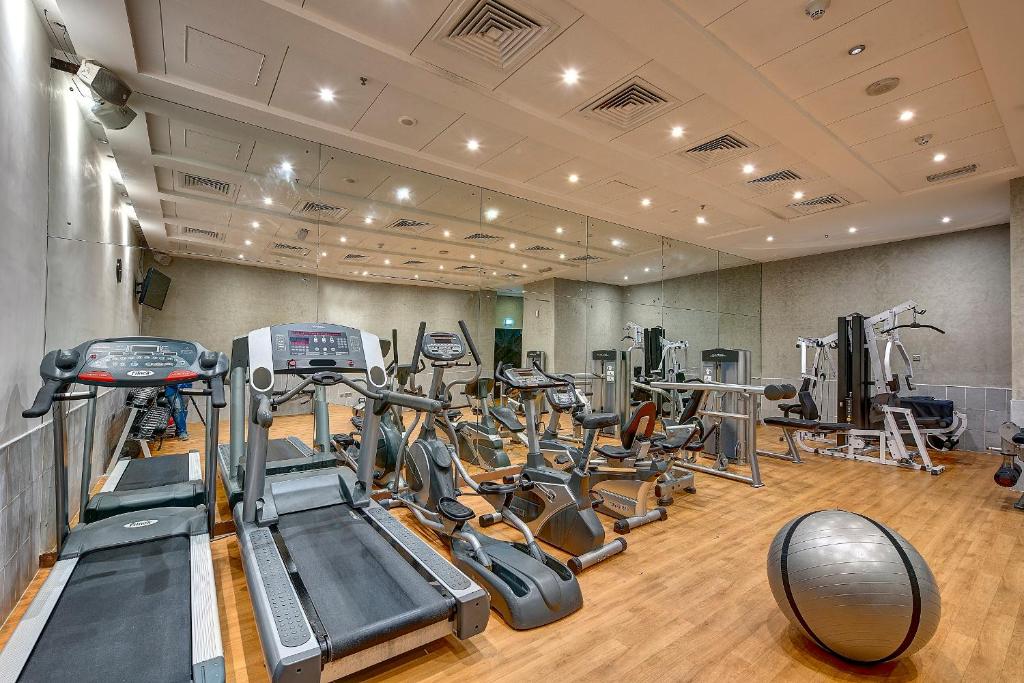 Fitness centrum a/nebo fitness zařízení v ubytování Raintree Rolla Hotel
