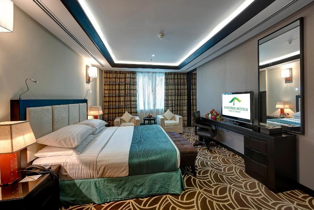Postel nebo postele na pokoji v ubytování Raintree Rolla Hotel