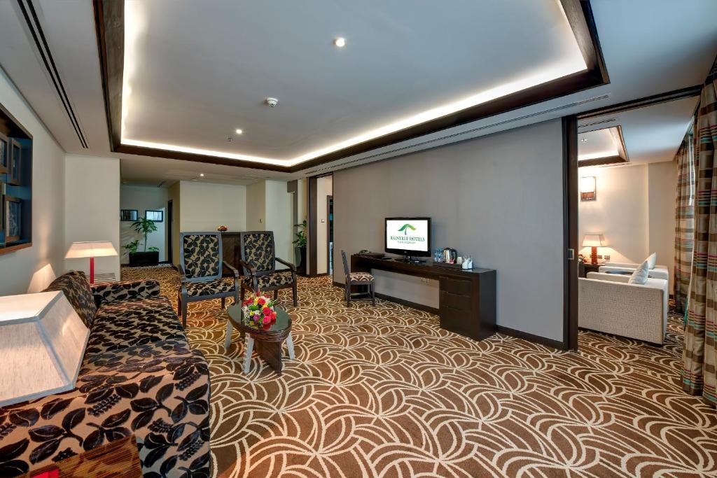 TV a/nebo společenská místnost v ubytování Raintree Rolla Hotel