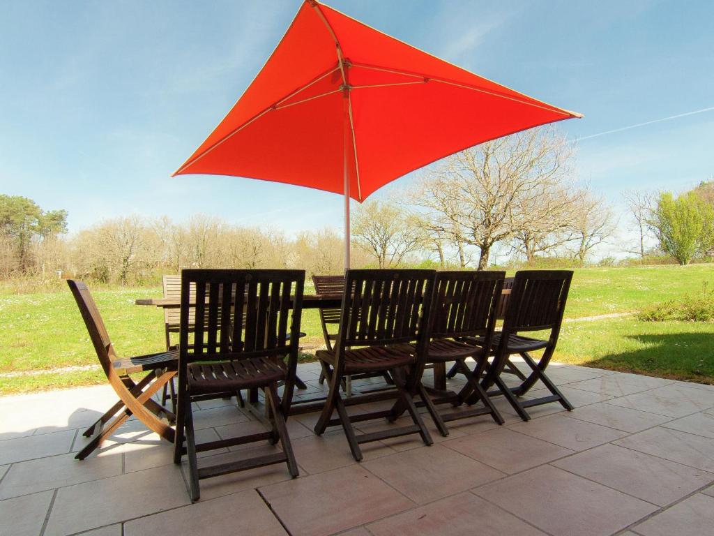 IssacにあるGapard La Grande Grangeのテーブル(椅子2脚、赤い傘付)