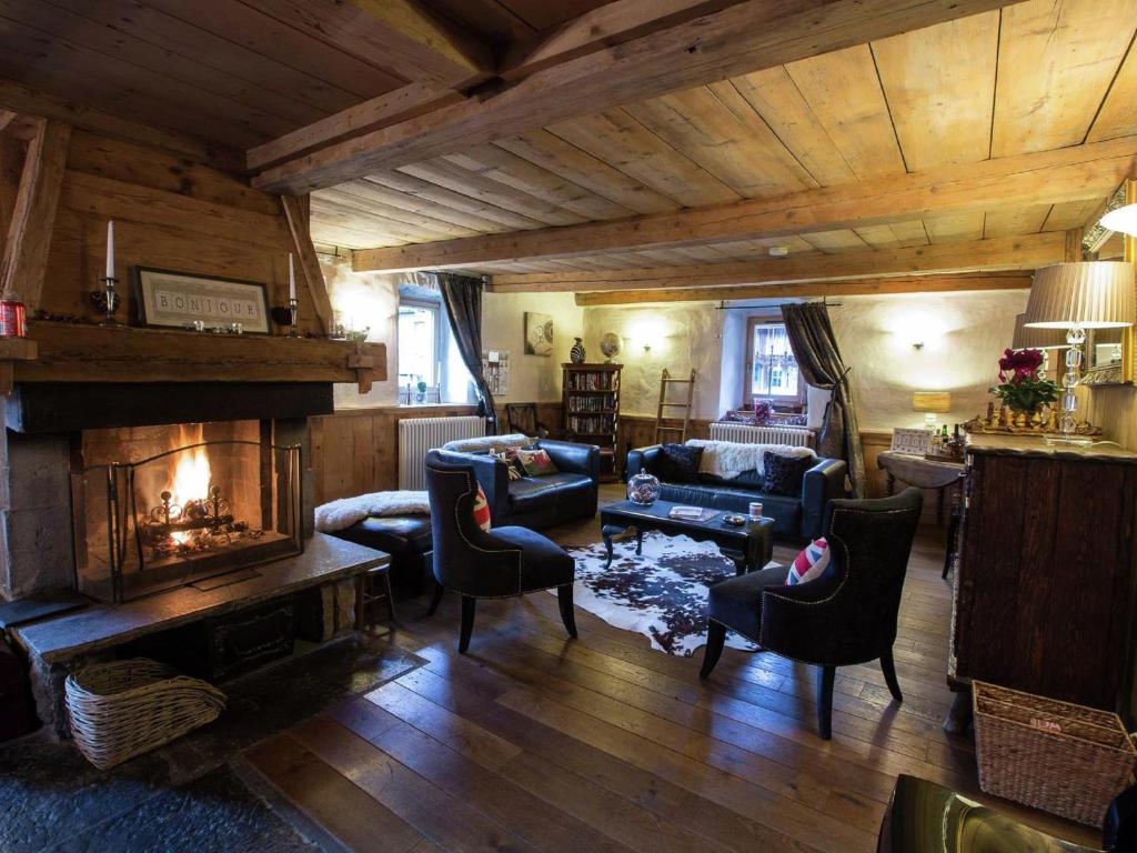 - un salon avec une cheminée dans une maison dans l'établissement Charming luxury chalet with sauna, à Morzine