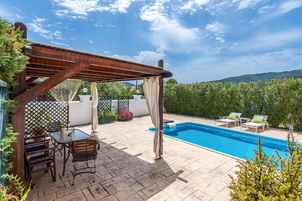 Bazén v ubytování Lorenzo Villas with Private Pool, 200m from the beach, by ZanteWize nebo v jeho okolí