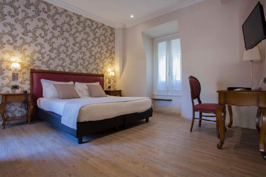 Llit o llits en una habitació de Hotel Astoria