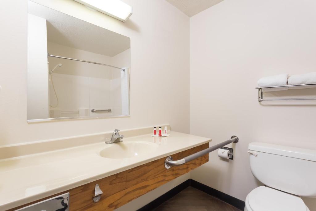 Super 8 by Wyndham Germantown/Milwaukee - Studio-Suite Mit Queensize-Bett – Nichtraucher