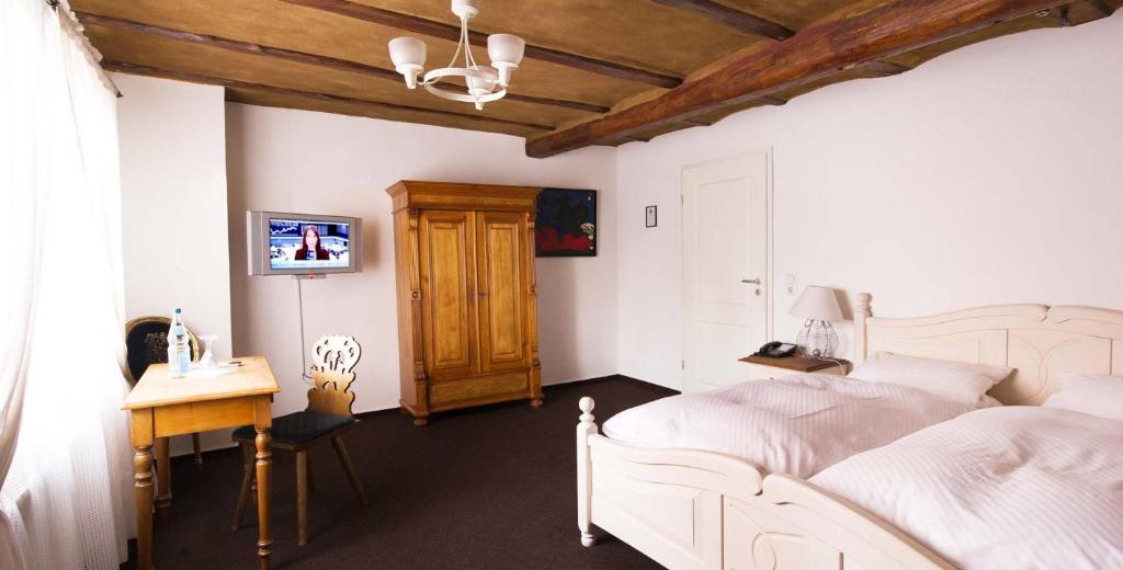 TV a/nebo společenská místnost v ubytování Hotel Der Grischäfer