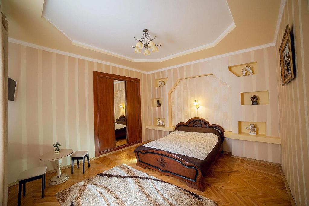 una camera con un letto e un tavolo di Apartments on Horodotska 43 a Lviv