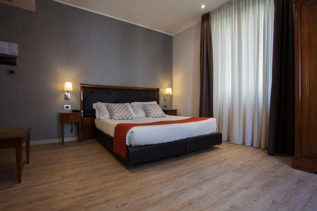 Llit o llits en una habitació de Hotel Astoria
