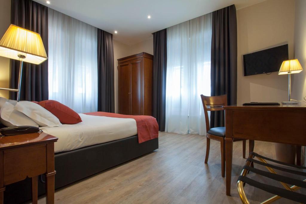 Llit o llits en una habitació de Hotel Astoria