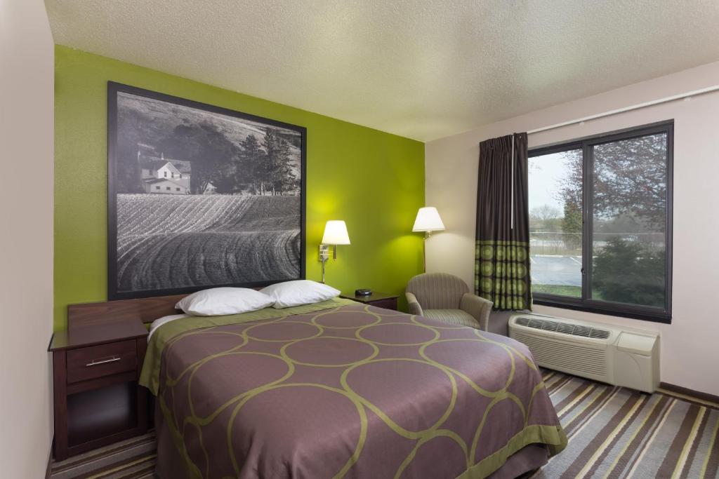 Super 8 by Wyndham Germantown/Milwaukee - Queen Room - Mobility Access/Non-Smoking