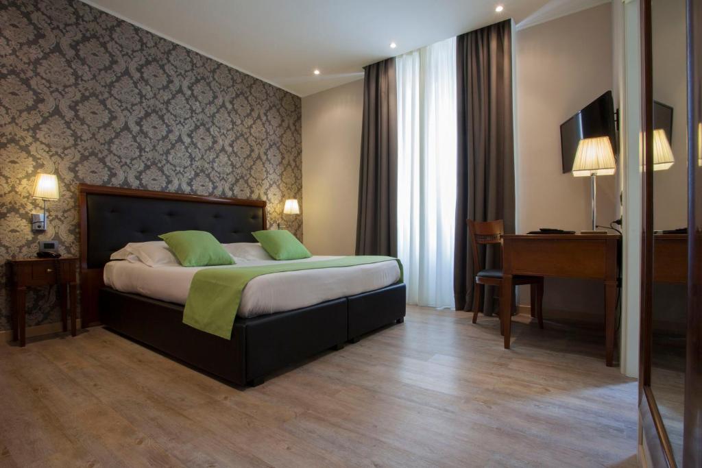 Llit o llits en una habitació de Hotel Astoria