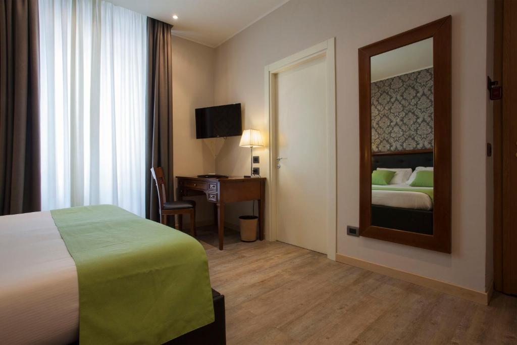 Llit o llits en una habitació de Hotel Astoria