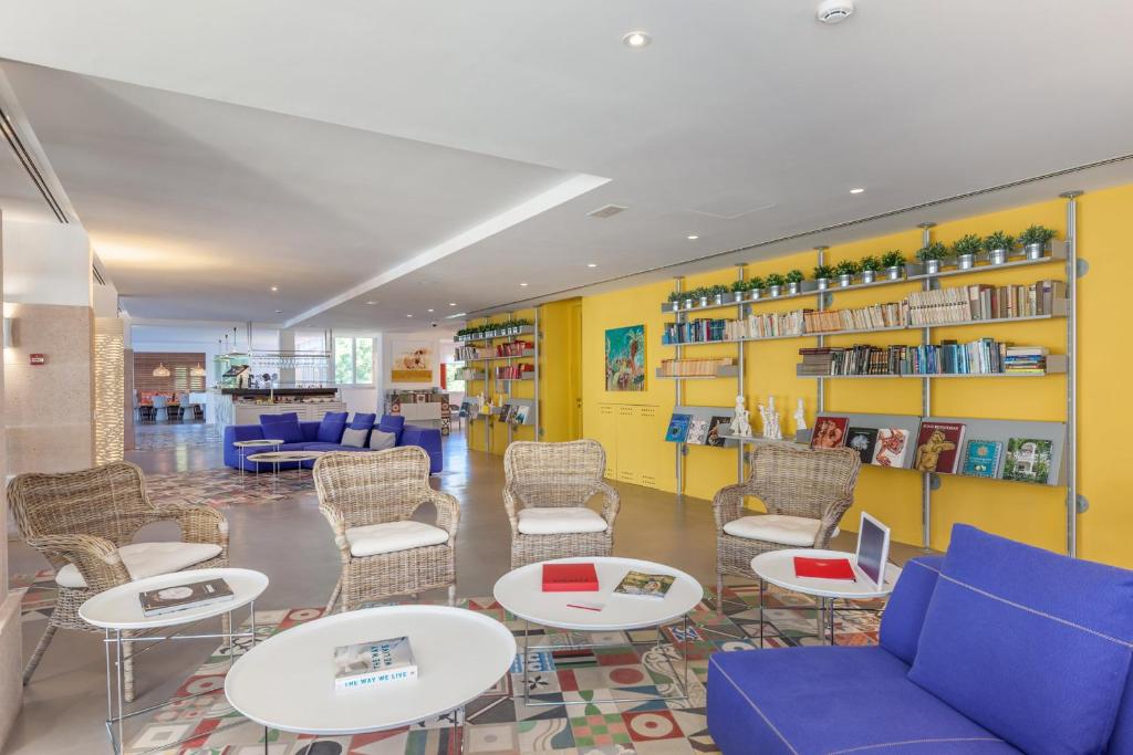 Posezení v ubytování Hotel Cala Sant Vicenç - Adults Only
