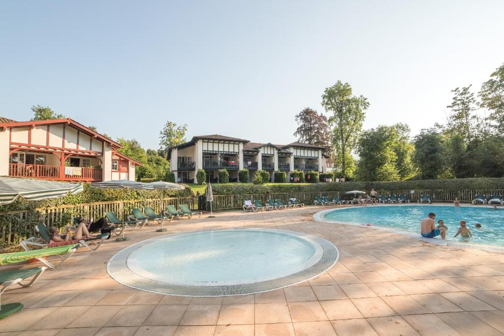 Bazén v ubytování Residence Le Parc d'Arradoy - maeva Home nebo v jeho okolí