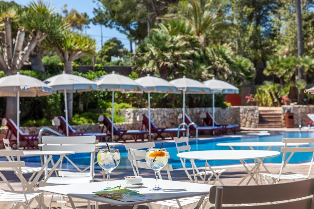 Bazén v ubytování Hotel Cala Sant Vicenç - Adults Only nebo v jeho okolí