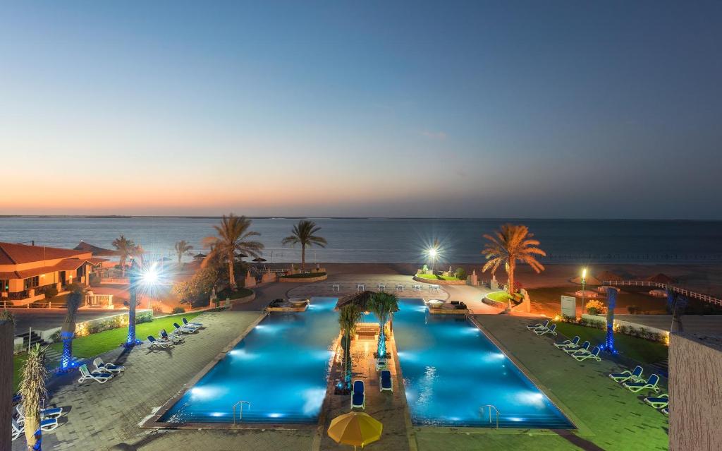 een uitzicht over een resort met een zwembad bij Barracuda Resort in Umm Al Quwain