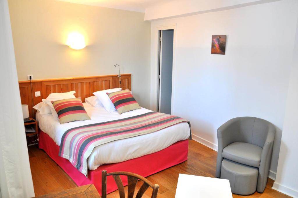 Postel nebo postele na pokoji v ubytování Hôtel Euzkadi