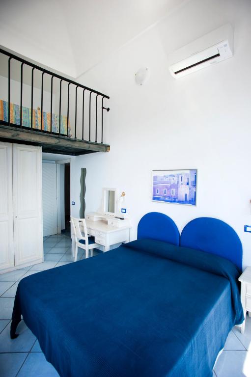 Postel nebo postele na pokoji v ubytování Hotel Villa Iulia