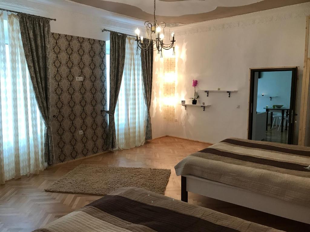 Giường trong phòng chung tại Turnului Apartment Central Sibiu