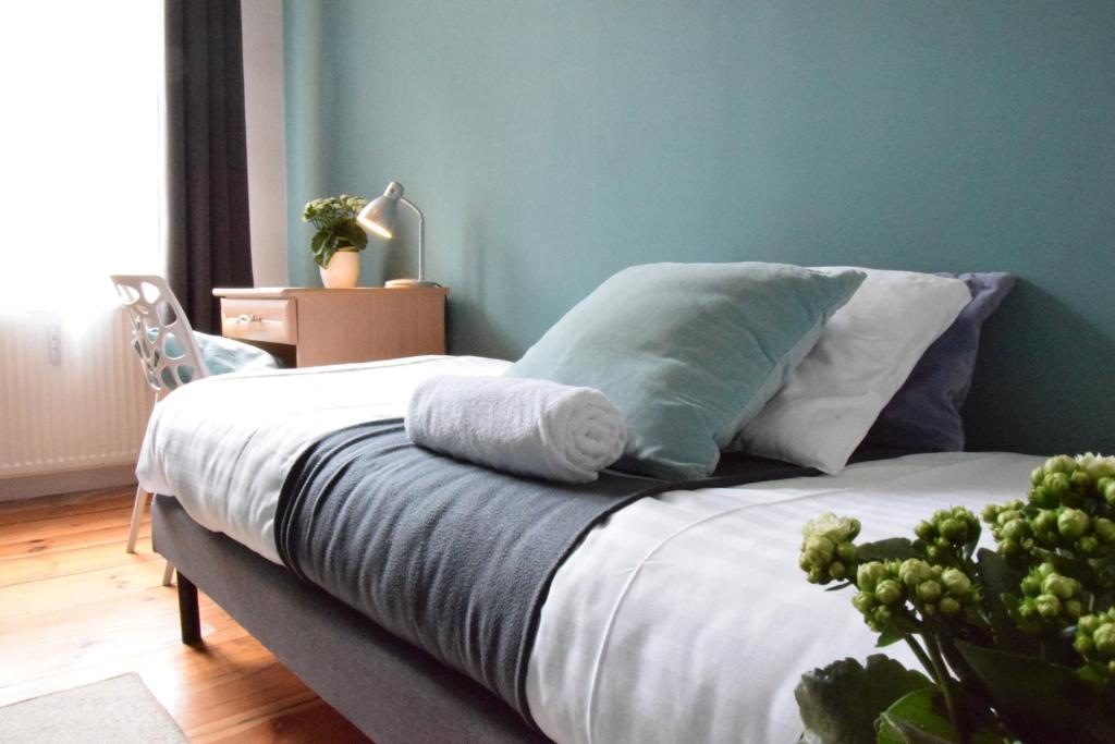Posteľ alebo postele v izbe v ubytovaní Blooms Inn - City Center Poznan by Friendly Apartments