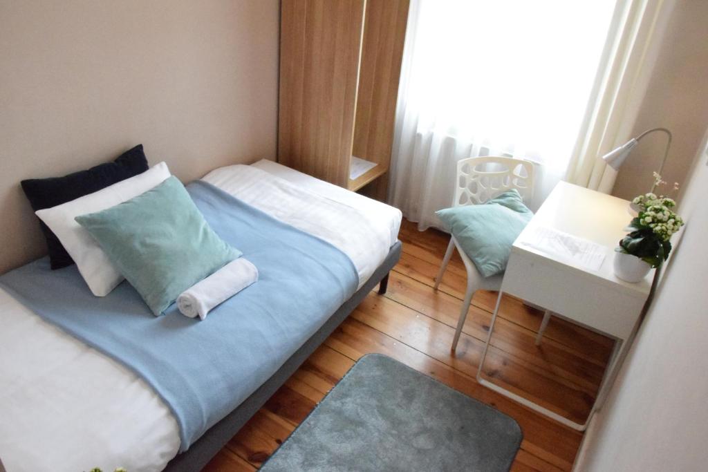 Posteľ alebo postele v izbe v ubytovaní Blooms Inn - City Center Poznan by Friendly Apartments