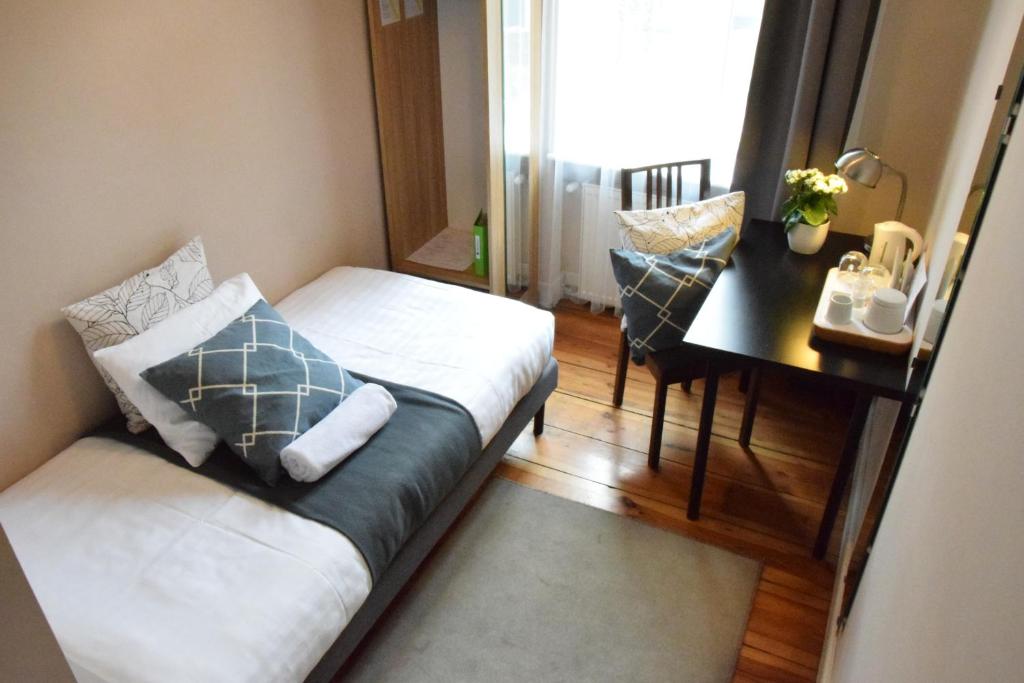 Posteľ alebo postele v izbe v ubytovaní Blooms Inn - City Center Poznan by Friendly Apartments