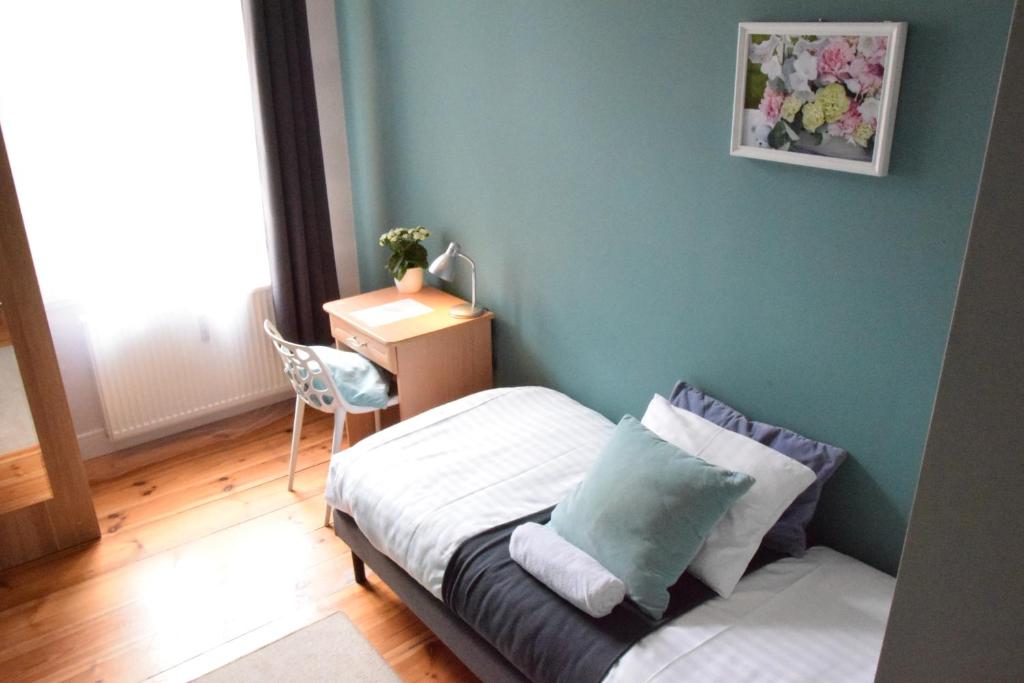 Posteľ alebo postele v izbe v ubytovaní Blooms Inn - City Center Poznan by Friendly Apartments