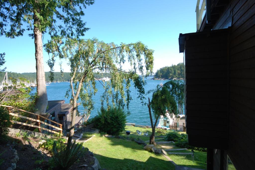 uma vista para um lago a partir de uma casa em Sweet Escape & Summer Dream em Friday Harbor