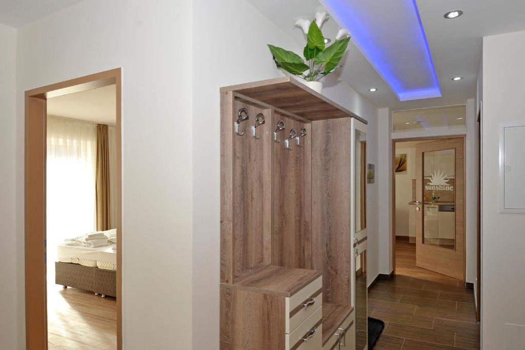 A bed or beds in a room at Sunshine Apartments - Great Mountain View